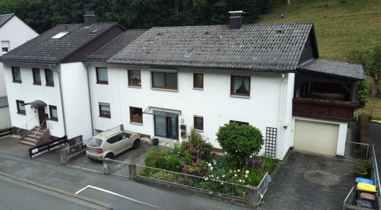 Au�enbild Dillenburg Zweifamilienhaus Ihr neues Zuhause! Familienfreundliches Zweifamilienhaus mit Balkon und Garage