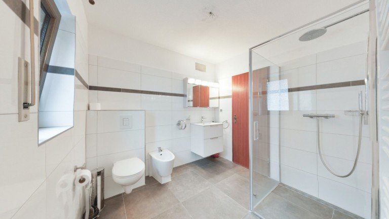 OG - Badezimmer Dillenburg Zweifamilienhaus Einziehen oder vermieten! Familienfreundliches Zweifamilienhaus mit Balkon und Garage