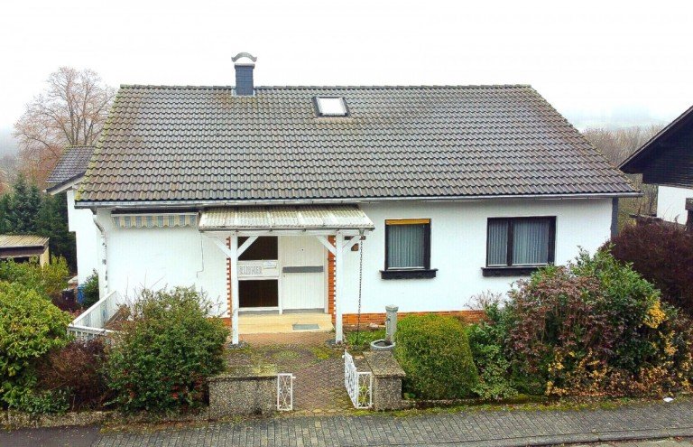 Au�enansicht vorne Dietzh�lztal / Steinbr�cken Einfamilienhaus Werden Sie Eigent�mer eines gro�z�gigen 8-Zimmer-Hauses mit Kamin, Wintergarten, Balkon und Terrasse