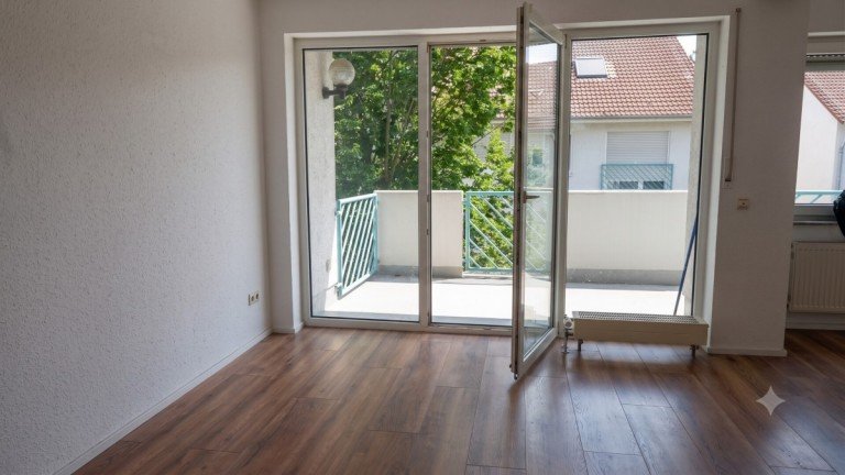 Balkonzugang Wohnzimmer Alsbach-H�hnlein Etagenwohnung Gro�z�gige 2-Zimmer-Wohnung mit Balkon & Tiefgaragen-Stellplatz